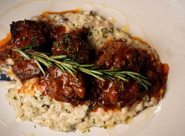 Short Ribs con Risotto ai Funghi.